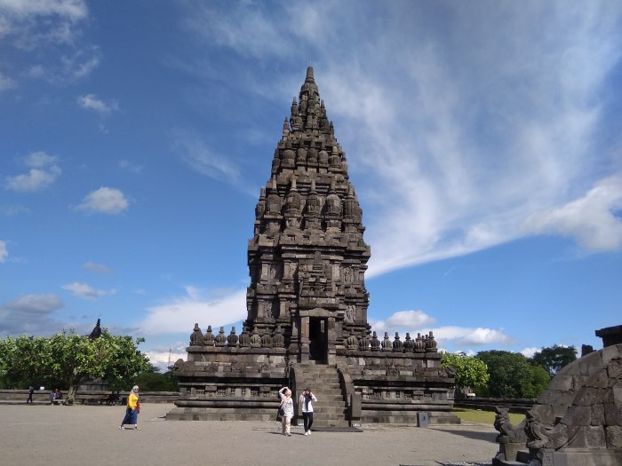 Candi prambanan terletak di