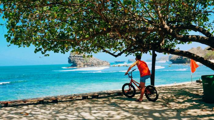 Watu pantai karung pacitan timur jawa surga menikmati jumat