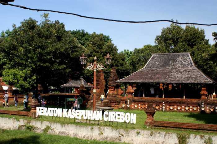 Cirebon keraton kasepuhan kerajaan wisata sejarah kesepuhan bangunan insula ireal poti taramul descoperi ce sky kesultanan masih taman frumos triptrus