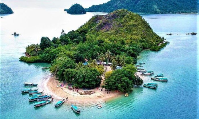 Pulau mandeh sumatera barat pantai bener putih terjaga jernih pemandangannya indah gradasi bersih biru tosca perpaduan