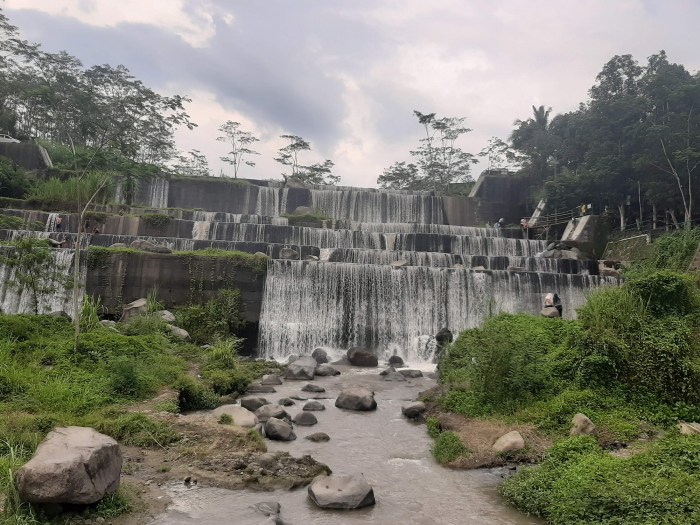 Grojogan watu purbo bangunrejo