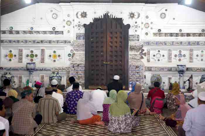 Sunan makam jati gunung wisata religius gerbang diharuskan wudhu pemakaman inti mengambil