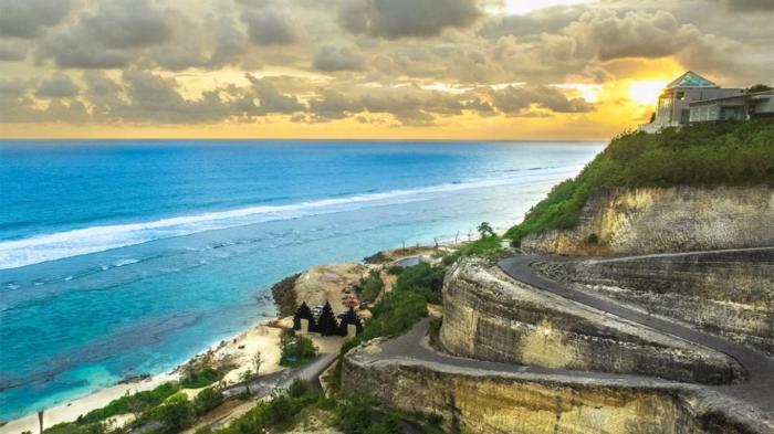 Melasti pantai tebing kapur keindahan sempurna dibalik ungasan piknikdong