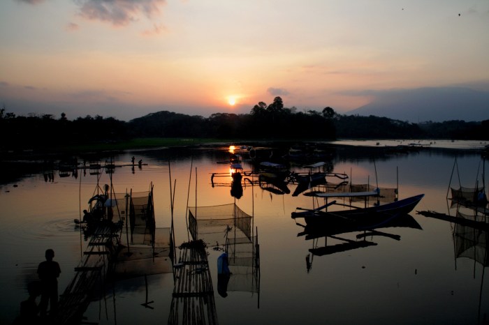 Situ gede kawasan dengan membentang danau bernuansa lebar latar alam pedesaan suatu