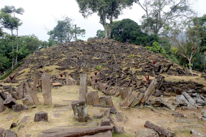 Padang gunung pyramid megalithic indonesia site ancient history old indonesian could years than part go discovery oldest rewrite ourselves excavate