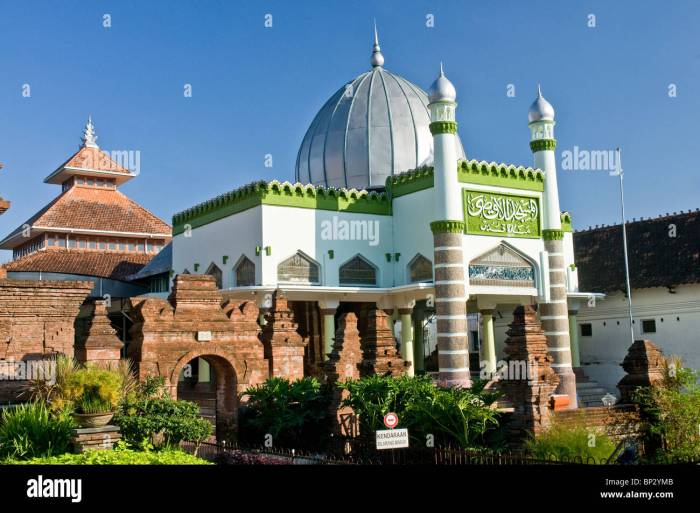 Kudus menara masjid wisata dikunjungi wajib