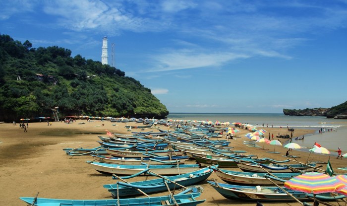 Pantai baron mercusuar megahnya pesona sejuta